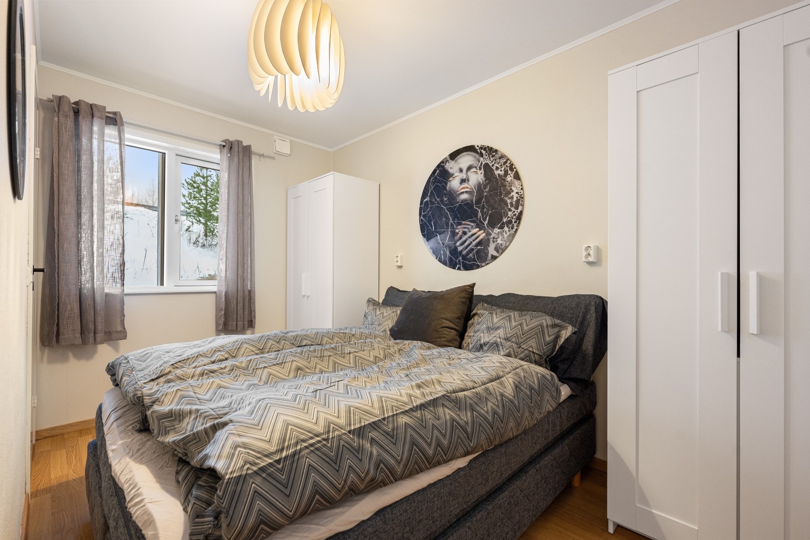 Hovedsoverommet har plass til dobbeltseng og har medfølgende garderobeskap på begge sider. Galleribilde