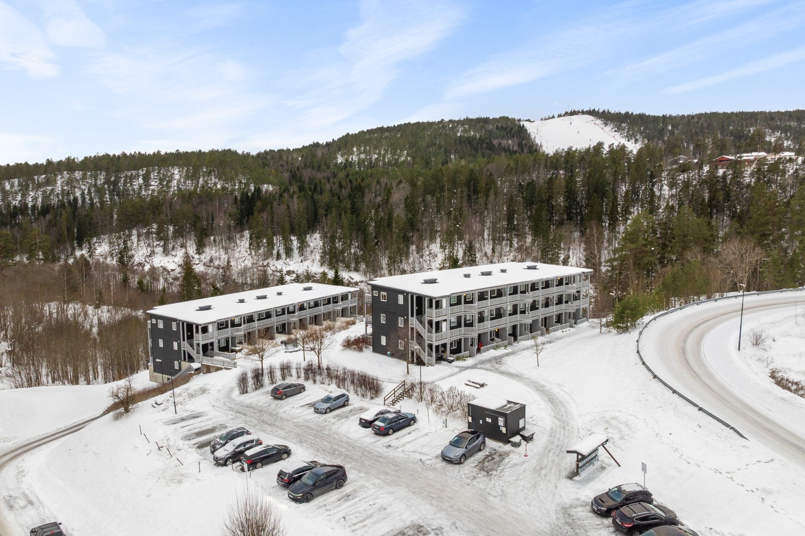 Hverdagslogistikken er enkel med Rema 1000 kun 9 minutters gange fra boligen. Det er også kort vei til skiløyper og marka. Galleribilde