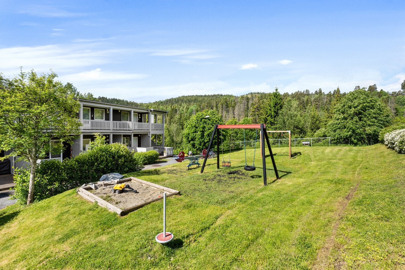 Fellesområdene er pent opparbeidet med blant annet lekeplass for de minste. Galleribilde