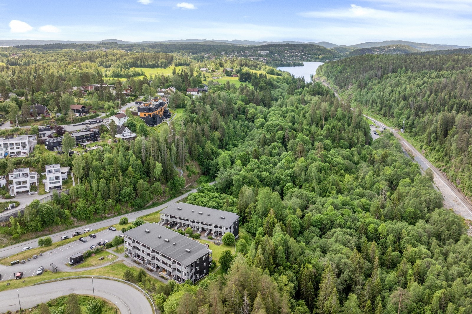 Her bor du i et trygt nabolag med lite støy, omkranset av flott natur. Galleribilde