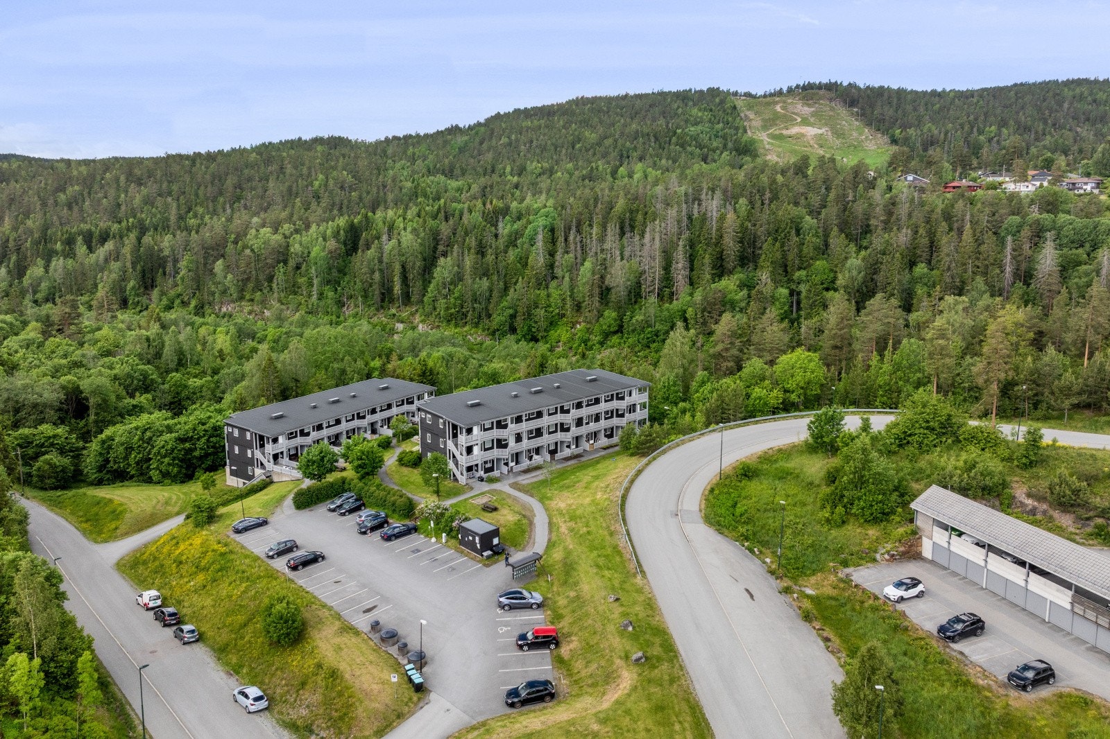 Leiligheten har garasjeplass, og ytterligere gjesteparkering på sameiets fellesområde. Galleribilde