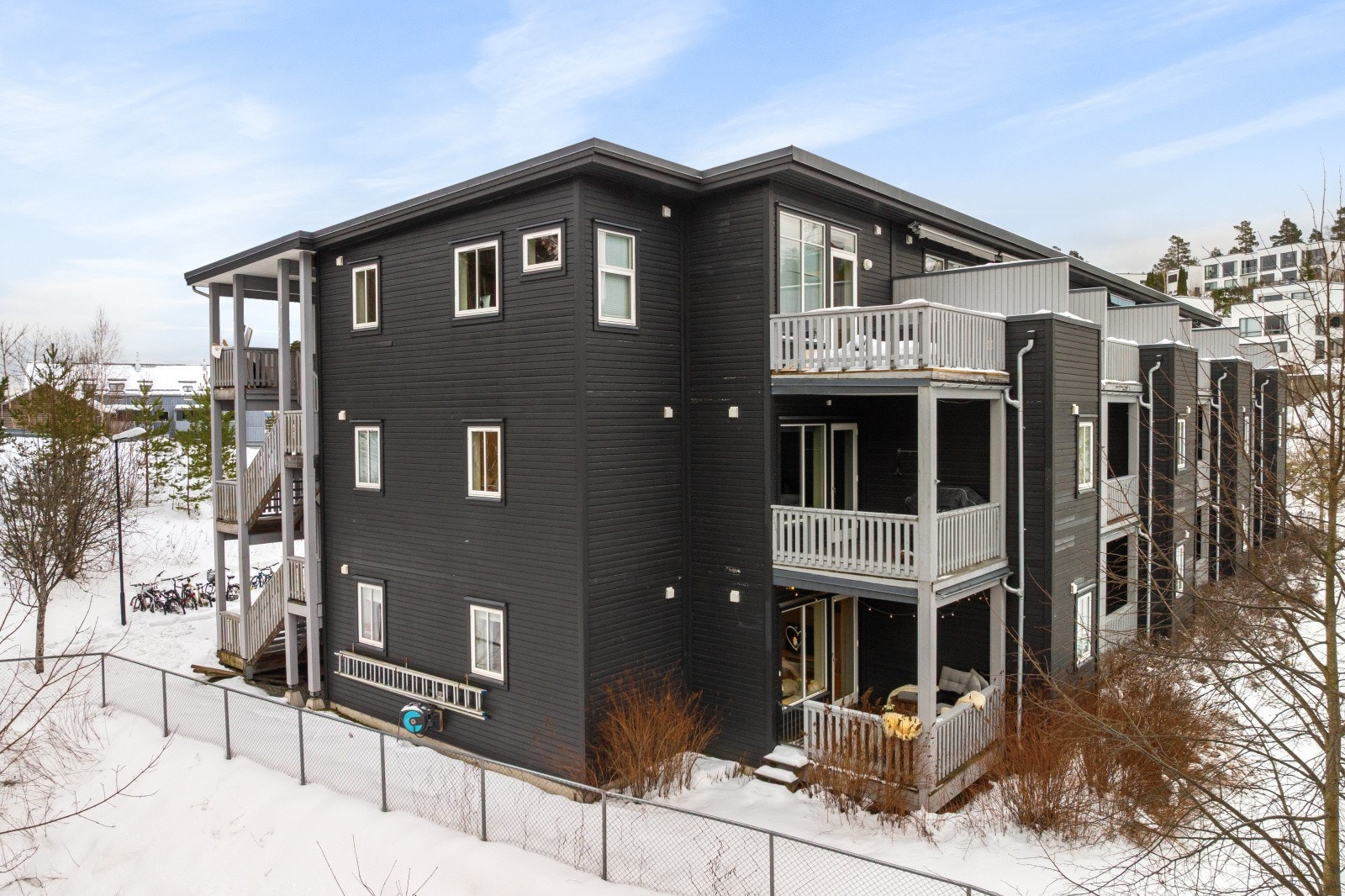 Leiligheten er en gjennomgående endeleilighet med muligheter for å gå rundt egen leilighet. Det medfølger også garasjeplass og en ekstern bod. Galleribilde