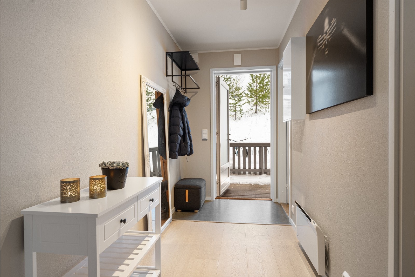 Velkommen inn i en lys entré med direkte adkomst til terrasse nr. 2 Galleribilde