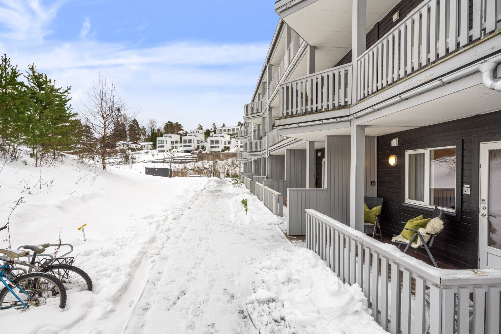 Leiligheten ligger rolig og fredelig til, samtidig meget sentralt med togstasjon og bussholdeplass innenfor ca. 5 minutter gange. Galleribilde