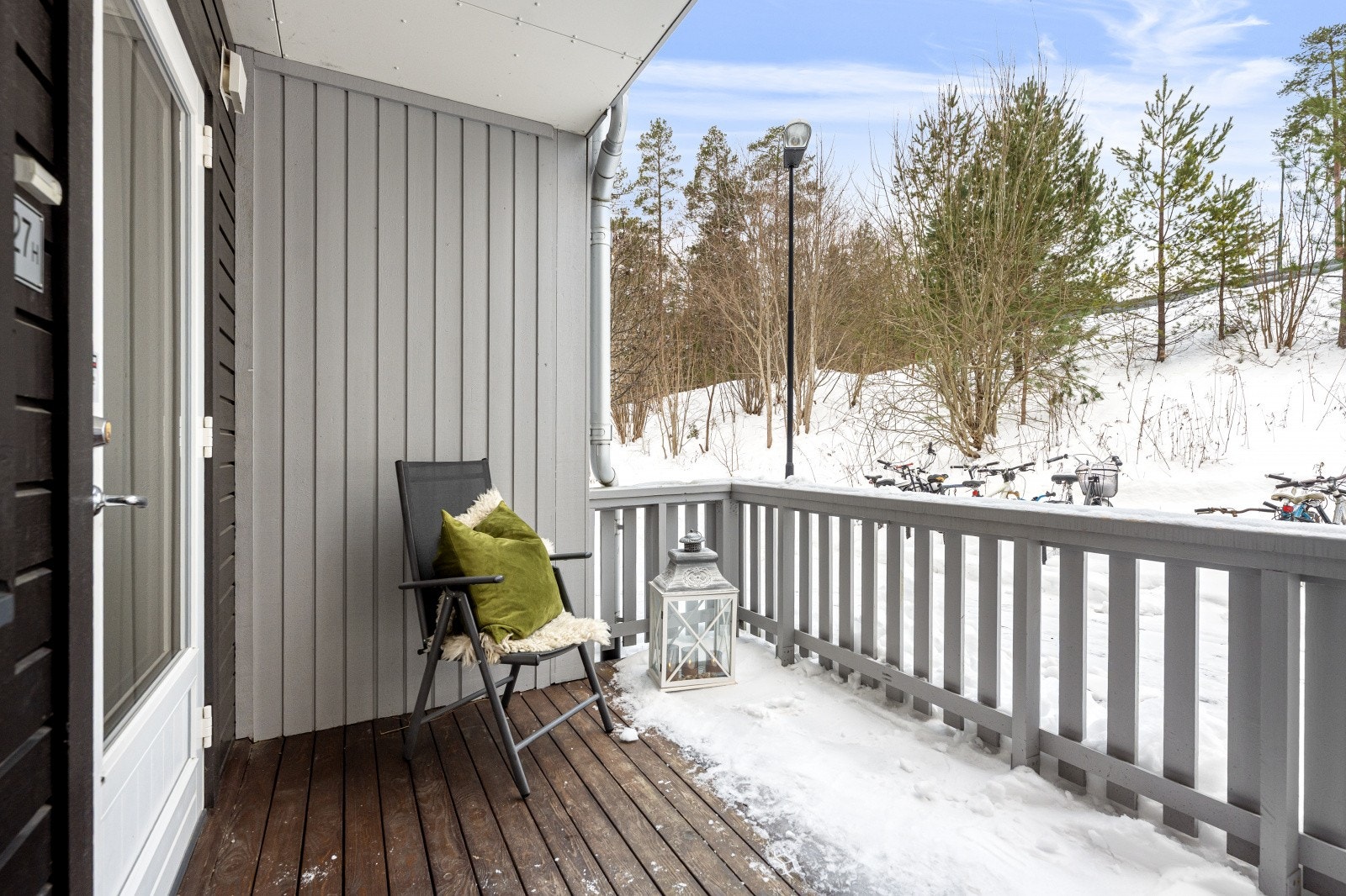 Terrassen ved inngangspratiet ligger også usjenert til, da leiligheten ligger i enden og i blindvei. Galleribilde