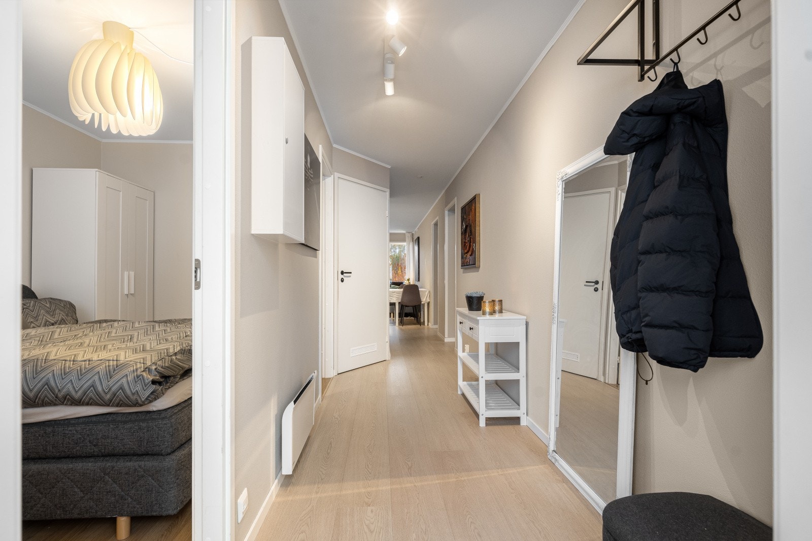 Videre fra stuen kommer du til 3 fine soverom og bad. Galleribilde