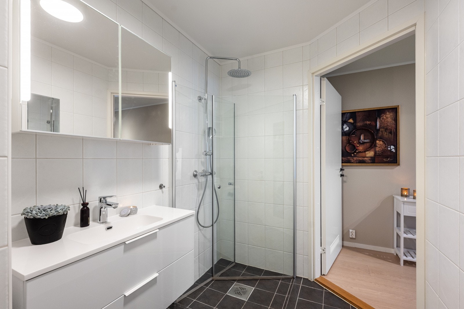 I ca. 2021 ble badet oppgradert med nytt servant- og speilskap. Badet har også varme i gulv for økt komfort. Galleribilde