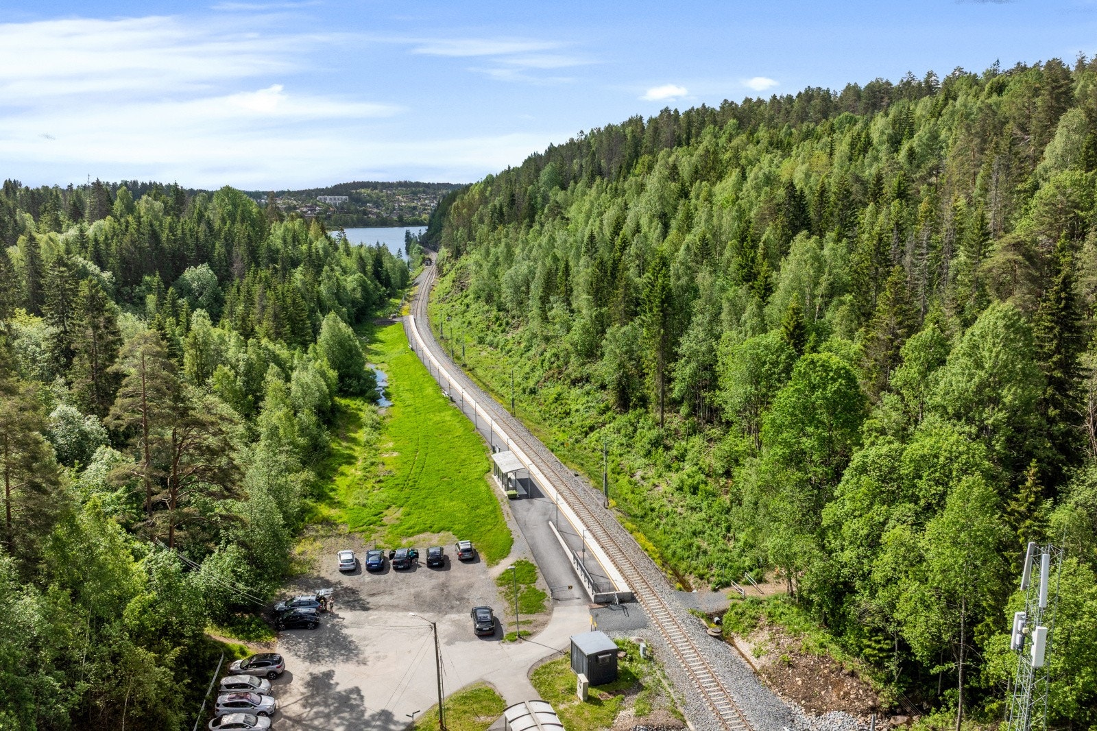 Kollektivtilbudet er godt med Gullhella stasjon (linje L1) kun 9 minutters gange unna. Galleribilde