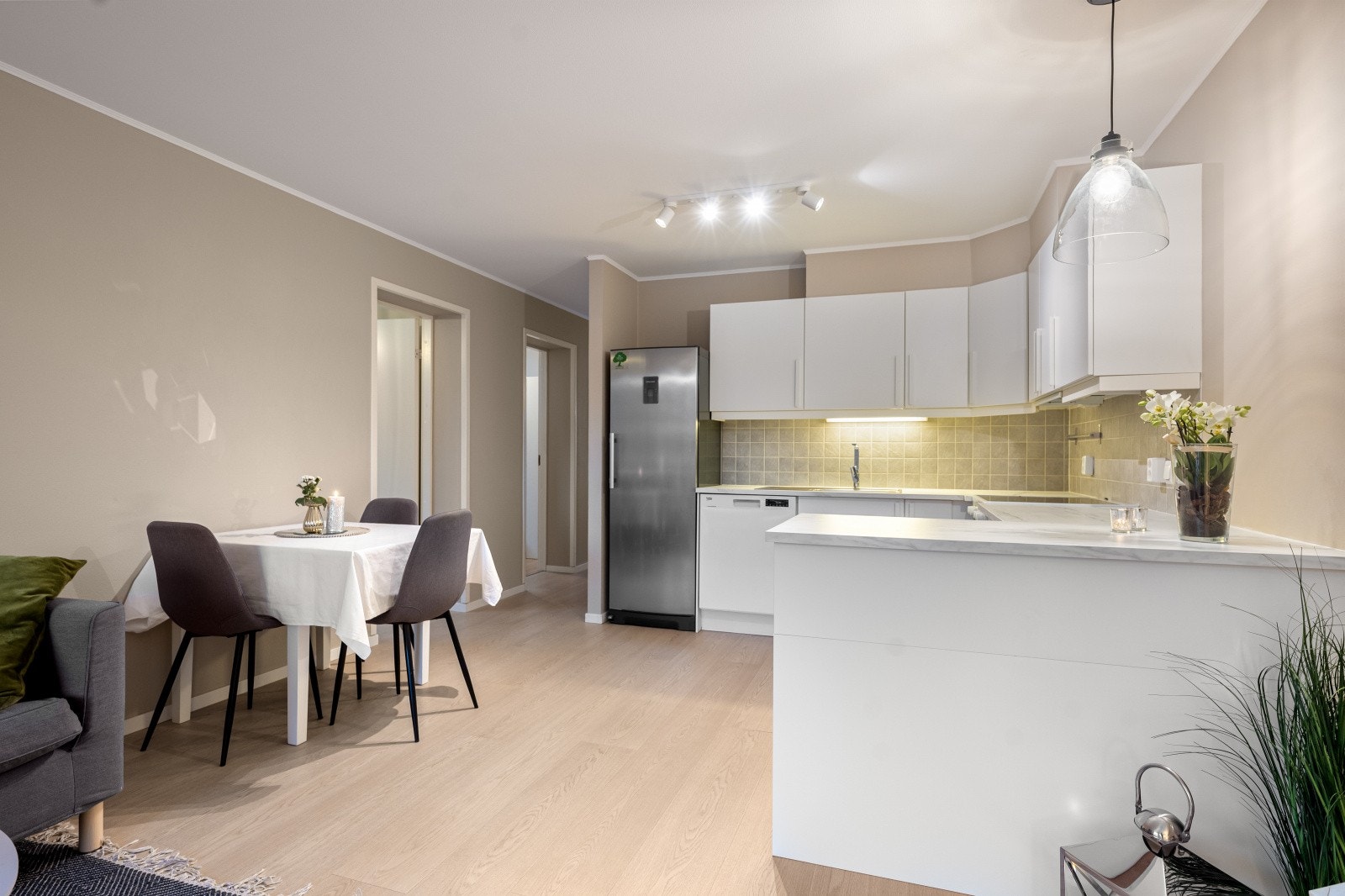 Kjøkkenet fra 2011 har rikelig med skap- og benkeplass. Hvitevarer på kjøkken kan medfølge om ønskelig. Galleribilde