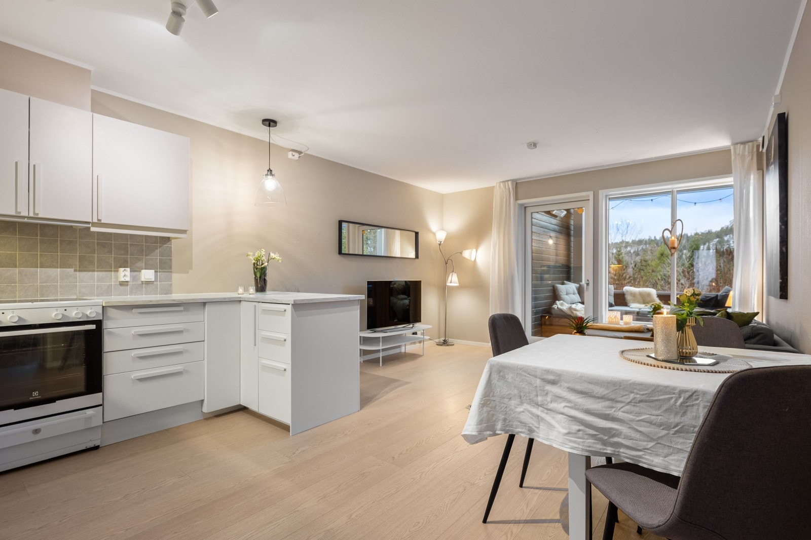 Stuen er oppgradert med nye gulv, og er malt i tidsriktige fargevalg. Galleribilde