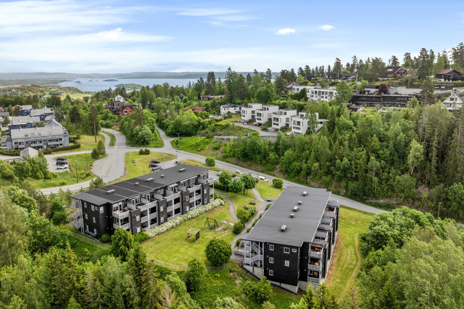 Det er kort vei til fjorden og Asker sentrum m/restauranter, kino og kjøpesenter. Området byr på "alt" for en hver smak innenfor korte avstander. Galleribilde