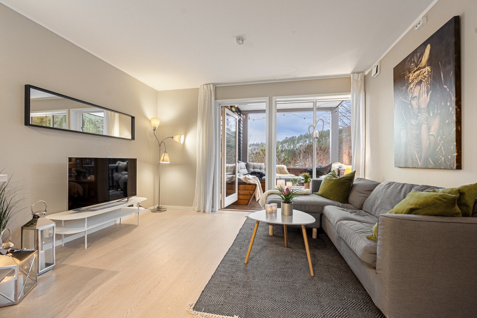 Leiligheten har 2 flotte terrasser som gjør at du enkelt kan flytte deg etter solen.. Galleribilde