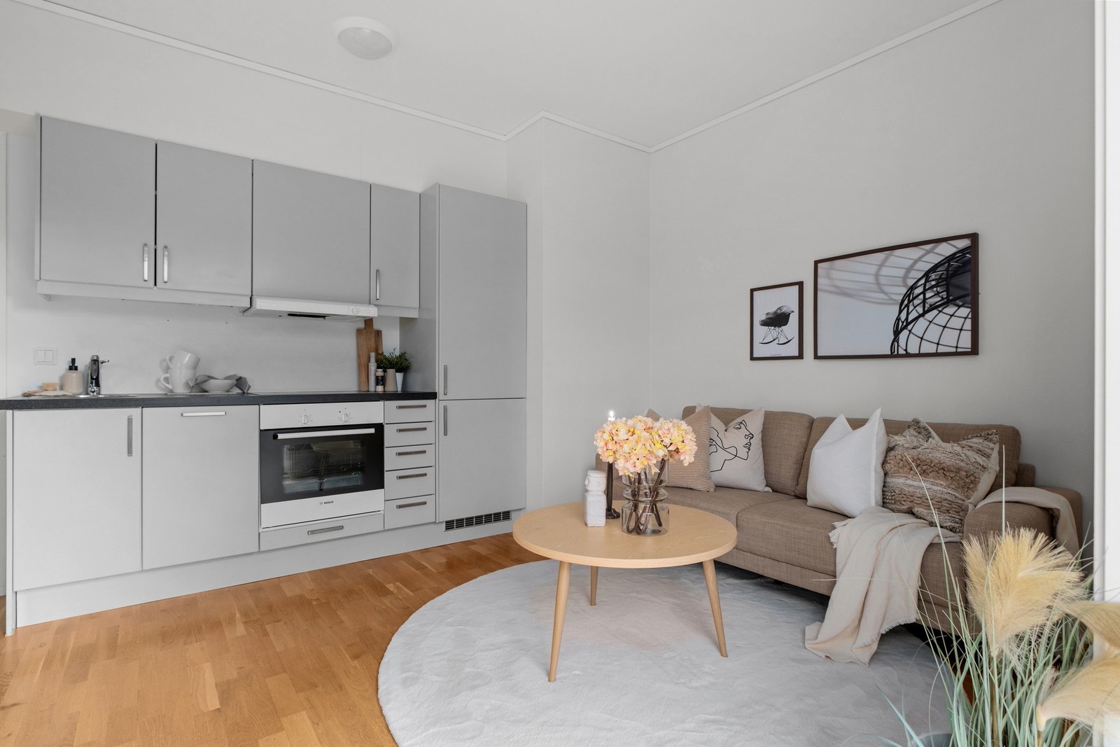 Romslig åpen stue - kjøkkenløsning. Galleribilde