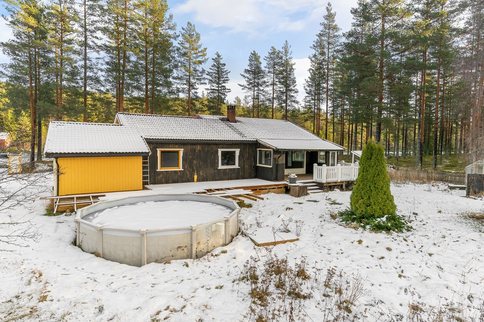 Uteplass med basseng Galleribilde