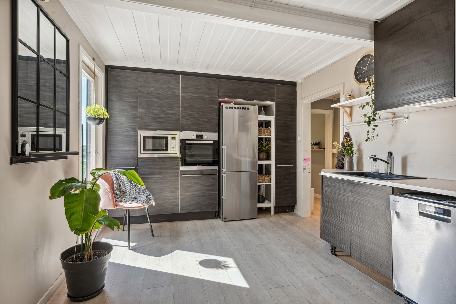 Nyere kjøkken. Hvitevarer medfølger. Galleribilde