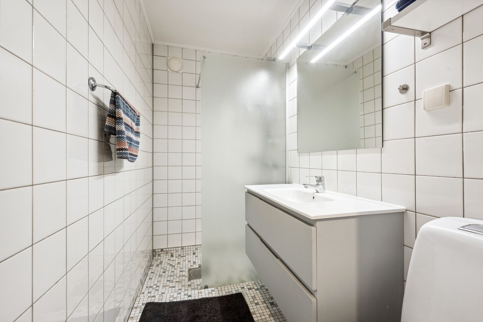 Flislagt bad i 1. etasje. Galleribilde