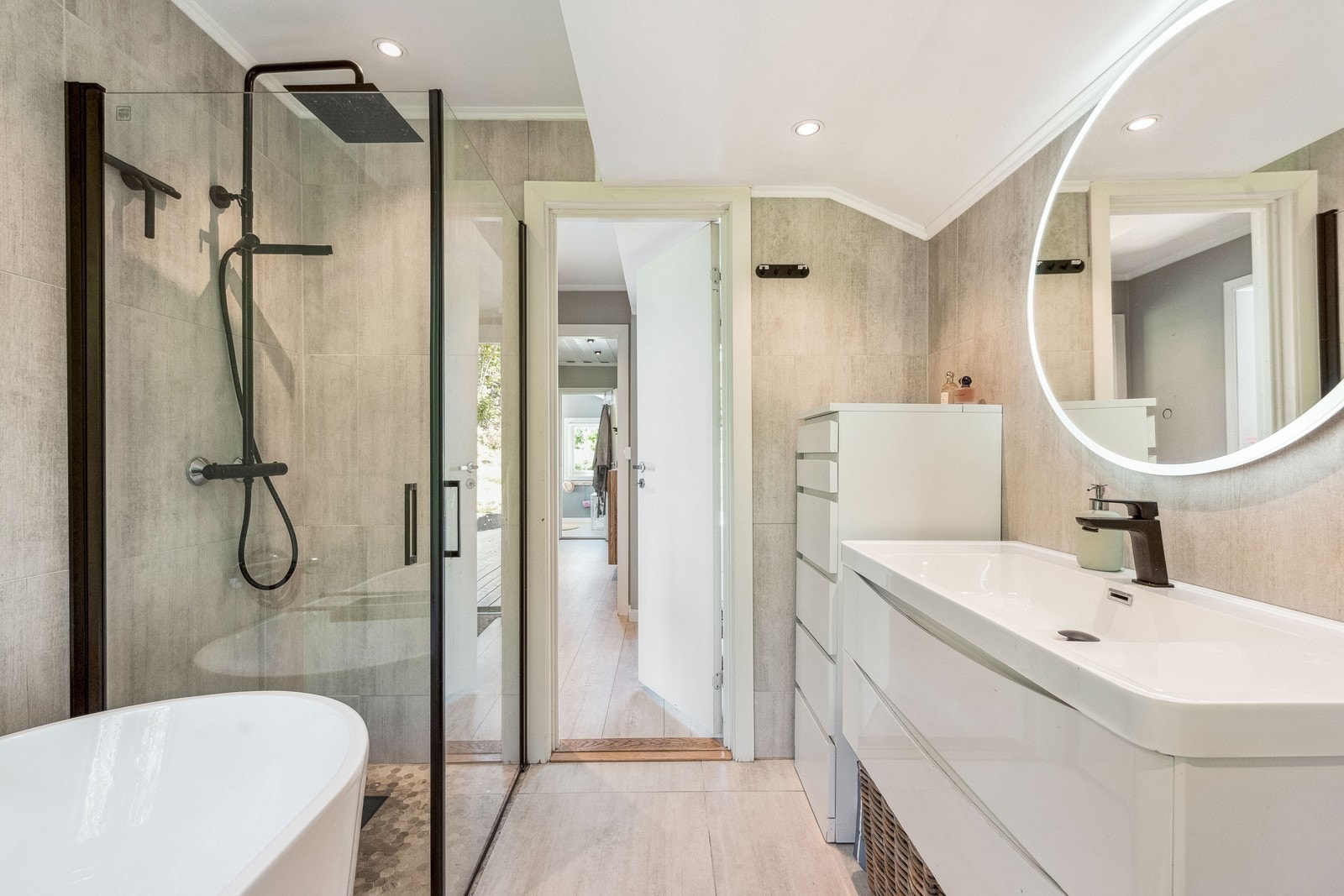 Nyere bad med varmekabler i gulv. Galleribilde