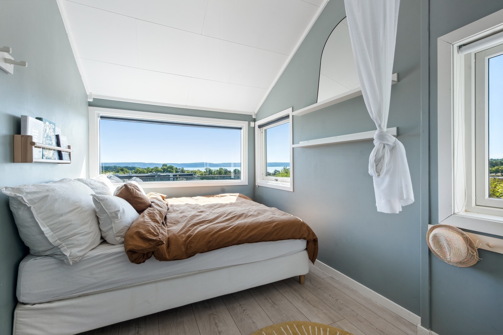 Hovedsoverom med nydelig sjøutsikt. Galleribilde