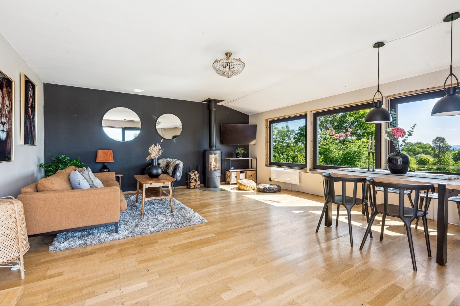 Lys og romslig stue i 1. etasje. Boligen leies ut møblert iht. inventarliste. Galleribilde