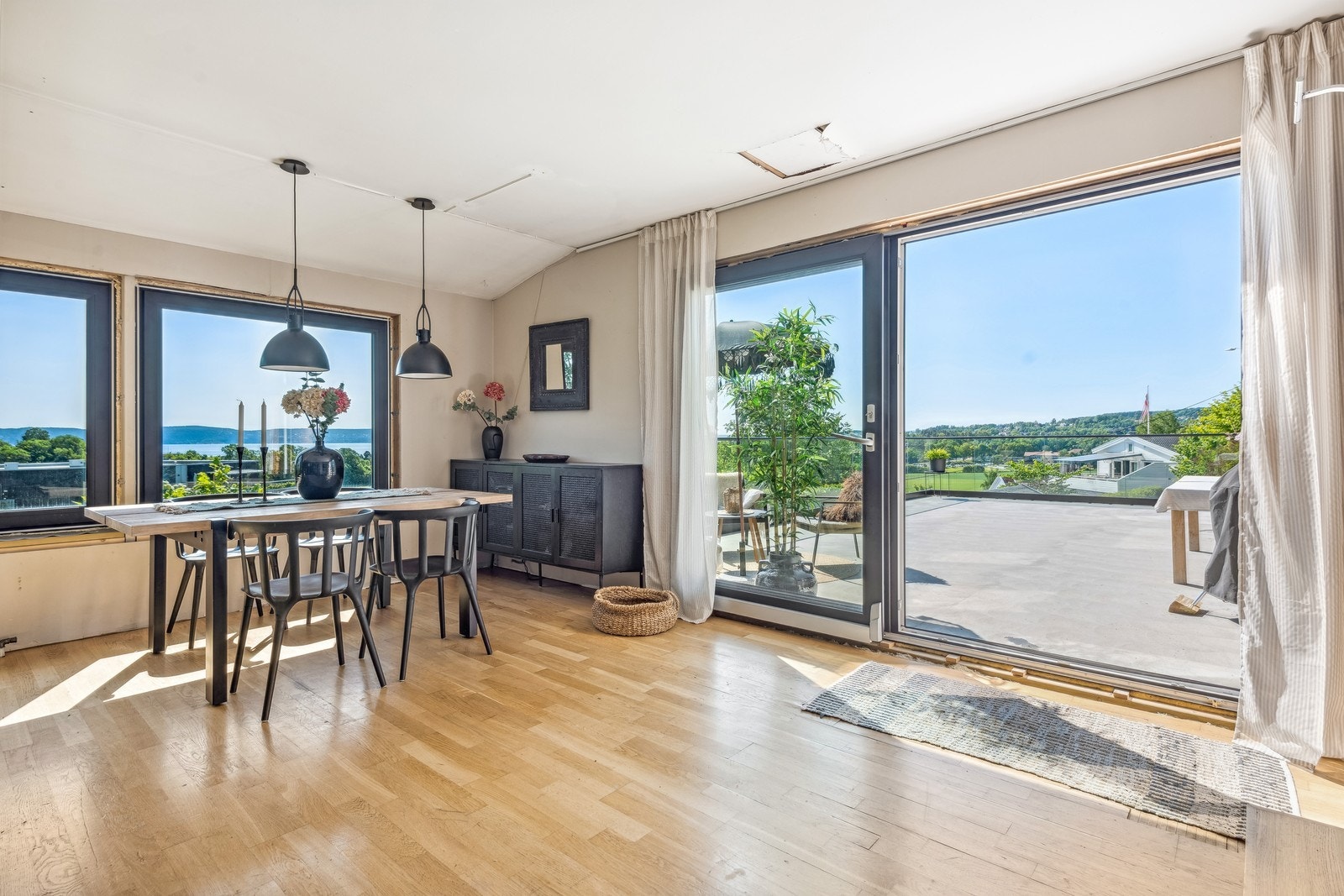 Utgang til terrasse fra stue. Himling og manglende dør/vinduskarmer blir utbedret før innflytting. Galleribilde