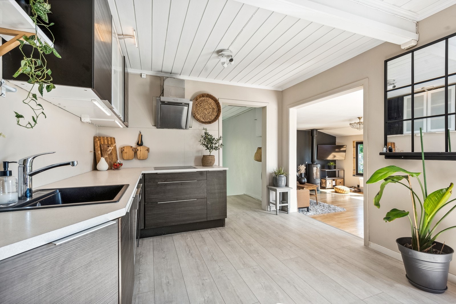 Flott kjøkken med integrerte hvitevarer. Galleribilde