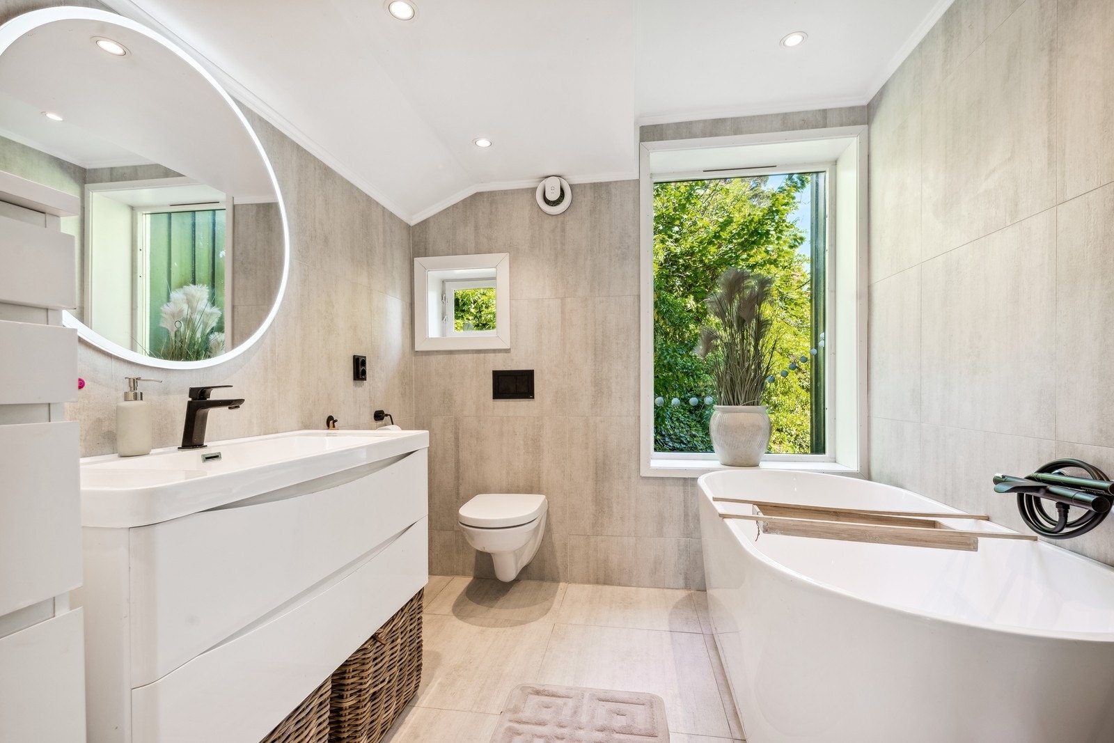 Lekkert flislagt bad i 2. etasje. Boligen har 2 bad. Galleribilde