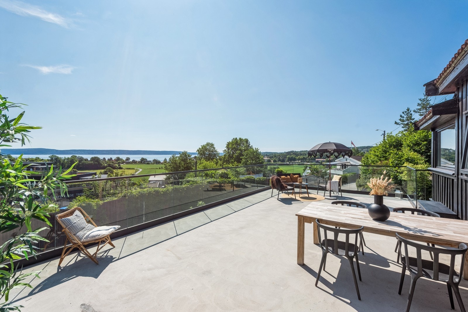 Nylig oppført terrasse med flott utsikt og meget gode solforhold. Galleribilde