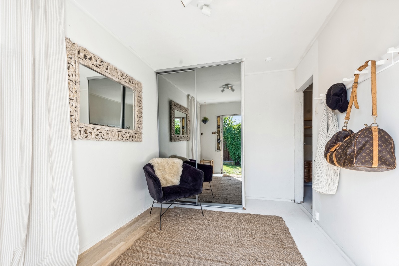 Inngangsparti i 1. etasje med garderobe. Galleribilde