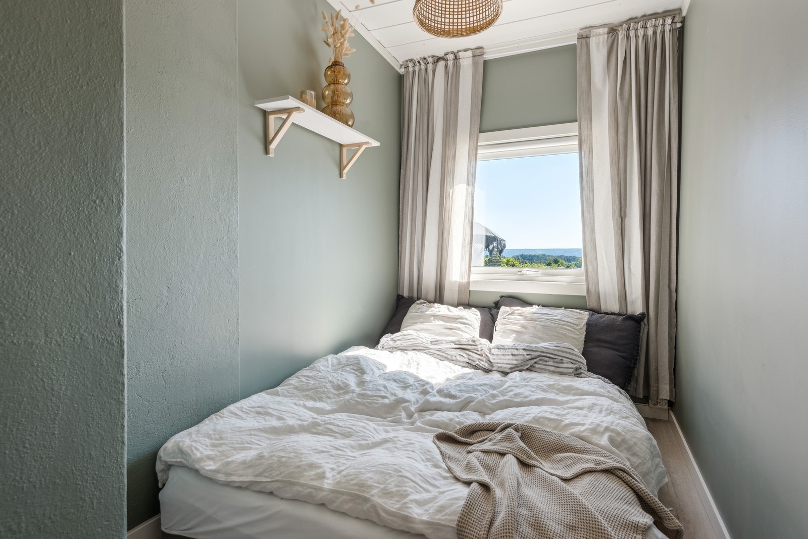 Ett av soverommene er delt i to rom. Endring er ikke omsøkt eller godkjent. Galleribilde