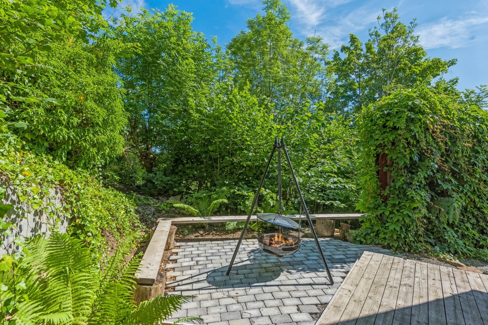 Innholdsrik eiendom med flere uteplasser. Galleribilde