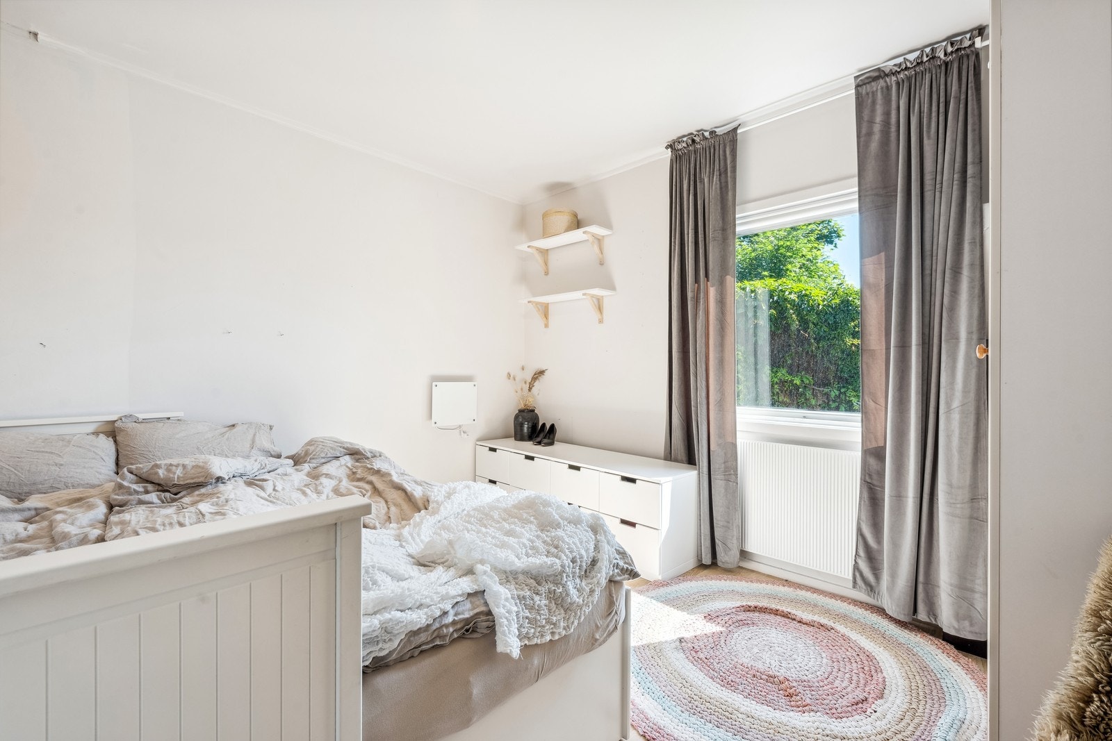 Soverom 3 med god plass til dobbeltseng og garderobeskap. Galleribilde