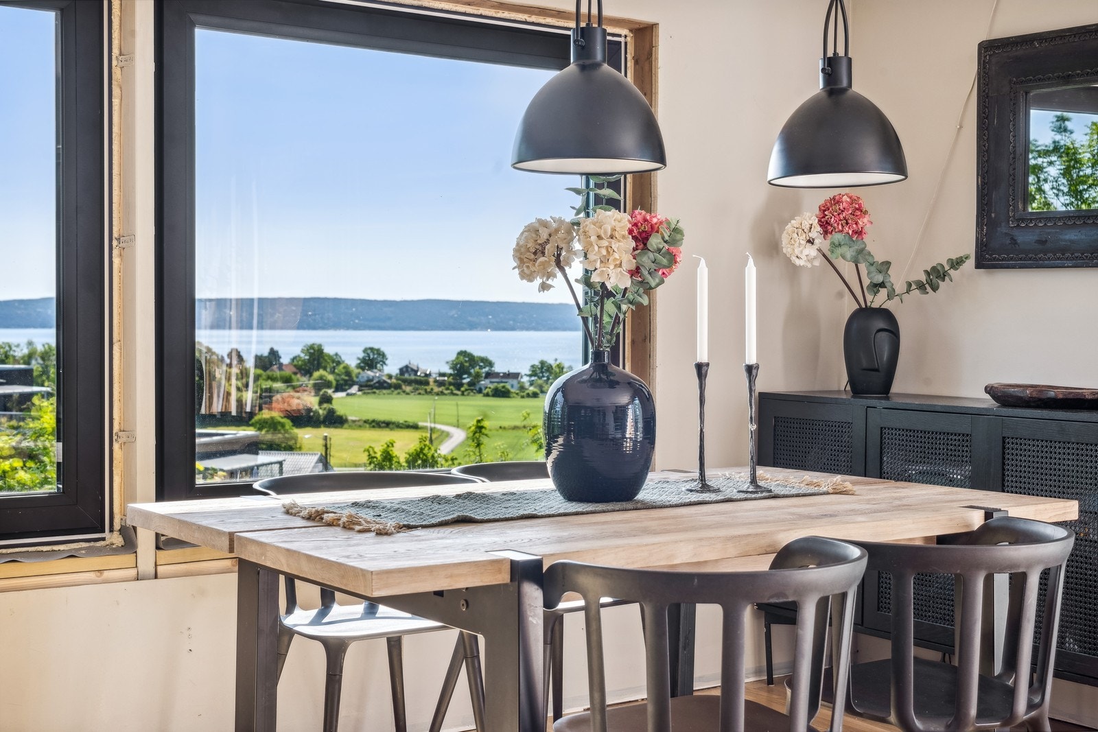 Store vindusflater med flott utsikt på stue. Galleribilde