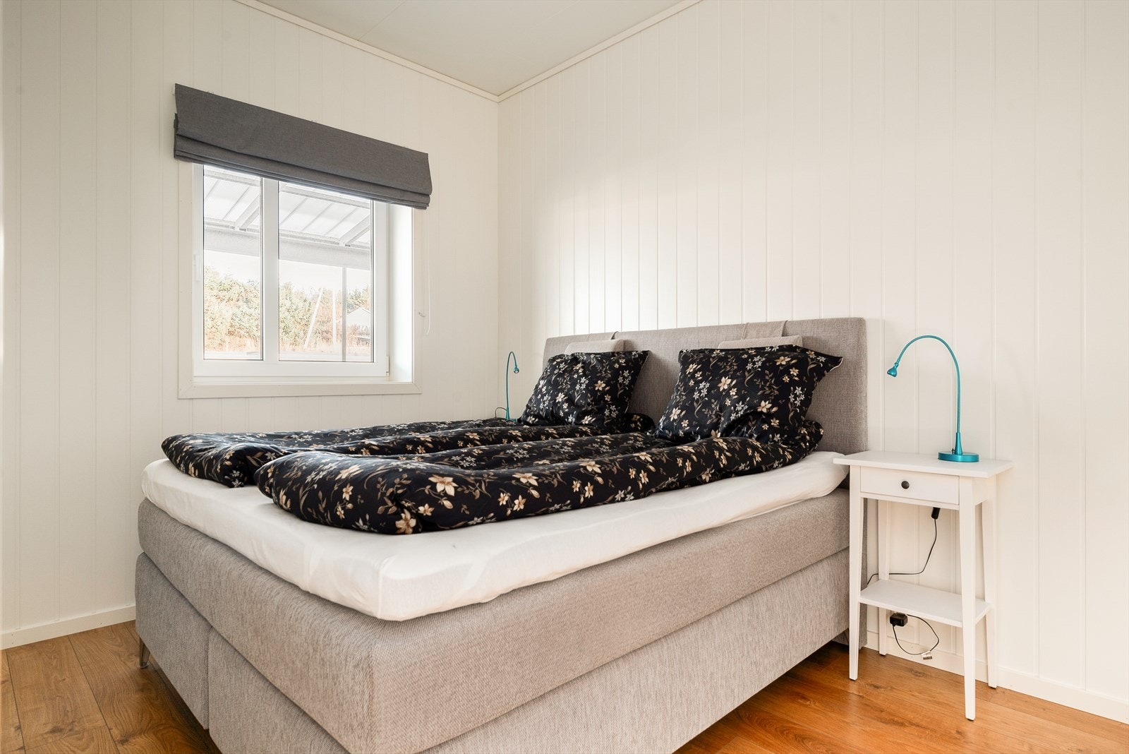 Hovedsoverommet er romslig og har god plass til dobbeltseng og tilhørende møblement. Galleribilde