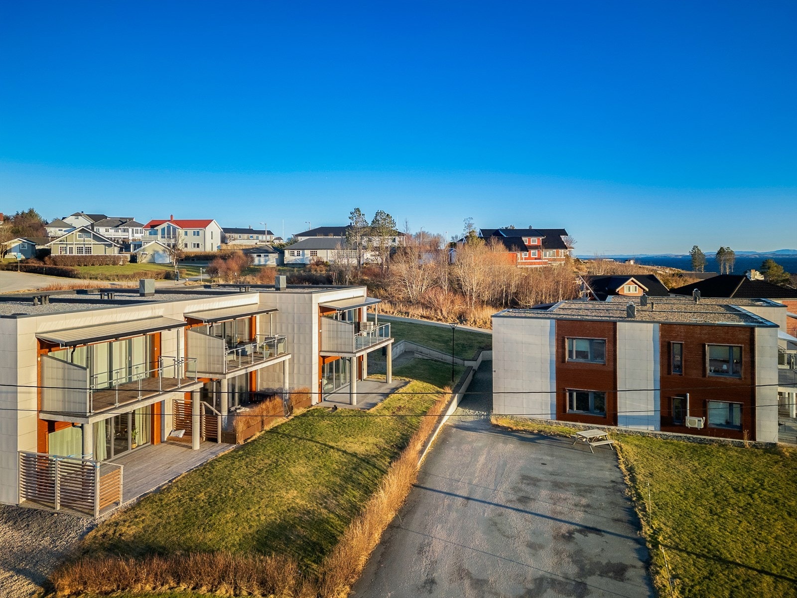 Med lite trafikk og støy er dette et område hvor barna kan leke fritt, og hvor du finner roen etter en travel dag. Galleribilde