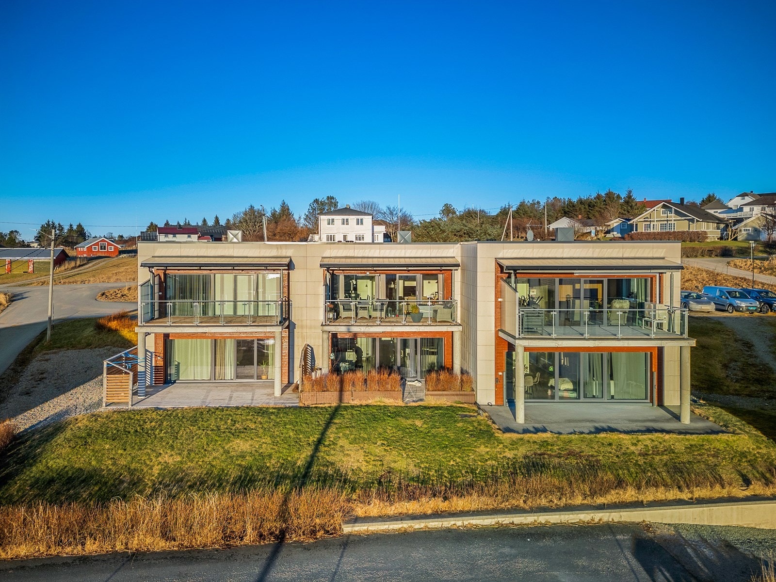 En velholdt og attraktiv 3-roms selveierleilighet med flott sjøutsikt! Galleribilde