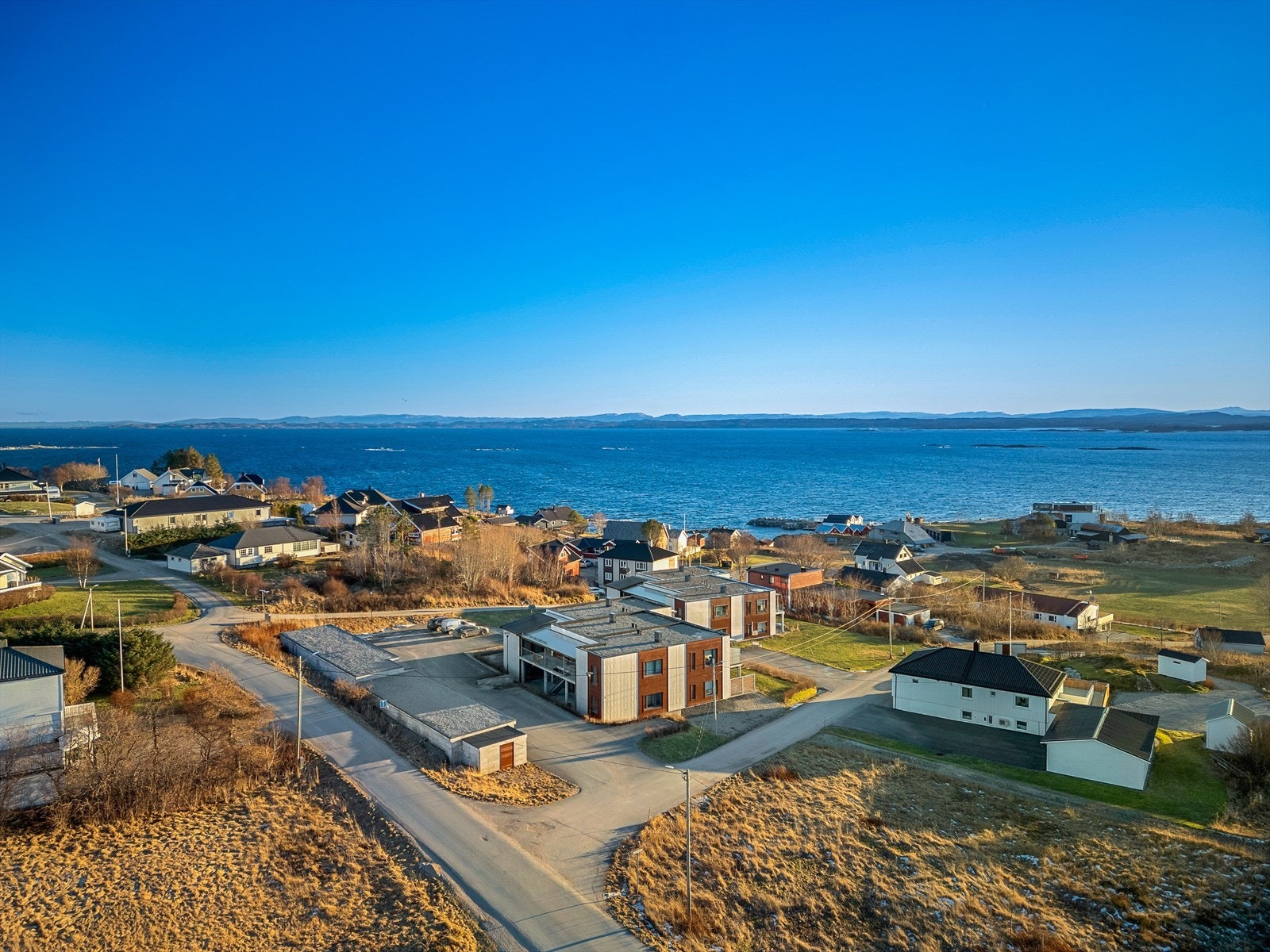 Eskil Wahl v. Emera Eiendomsmegling ønsker velkommen til Doktorbakkan 2E! Foto: Jon Kristian Haukdal. Galleribilde