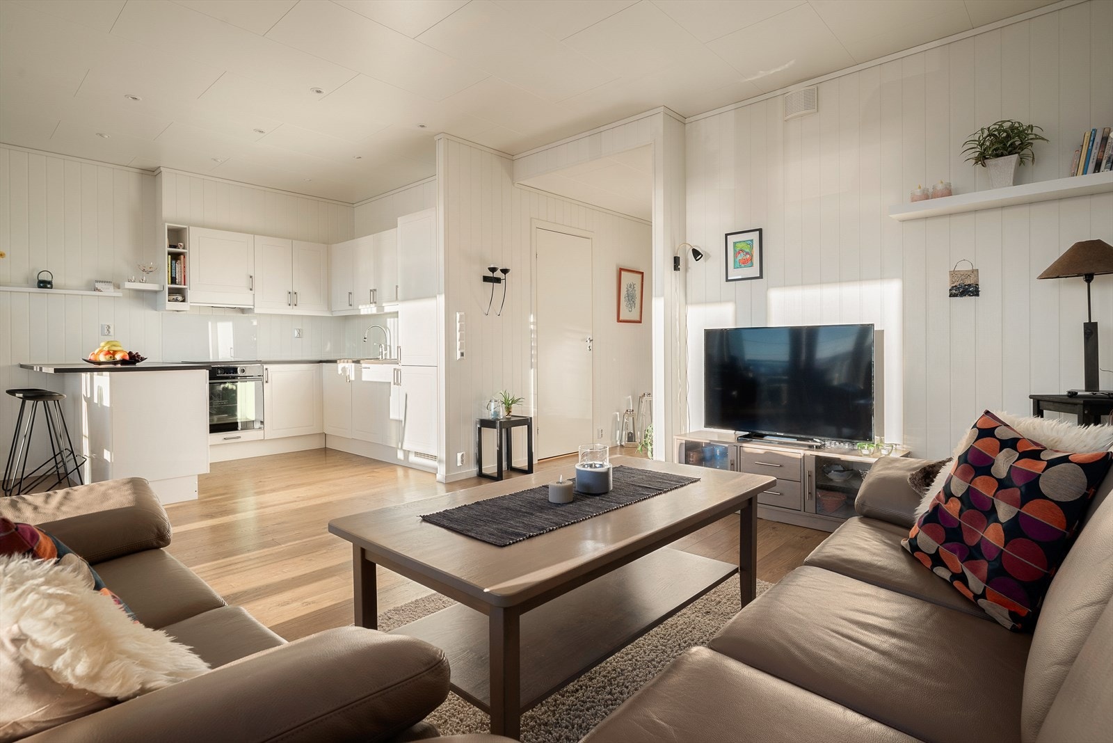 Boligen har en god og romslig planløsning med spotbelysning som gir en god atmosfære på kveldstid. Galleribilde