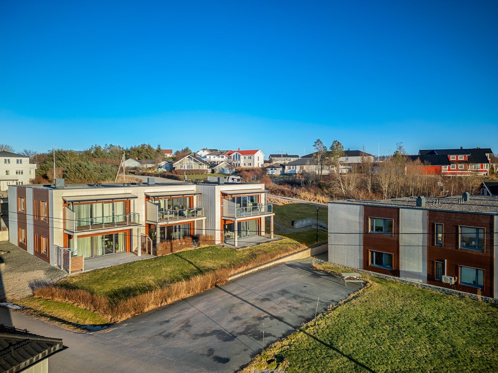 Området er barnevennlig og rolig, med kort vei til skog og mark samt et bredt utvalg av turmuligheter. Galleribilde