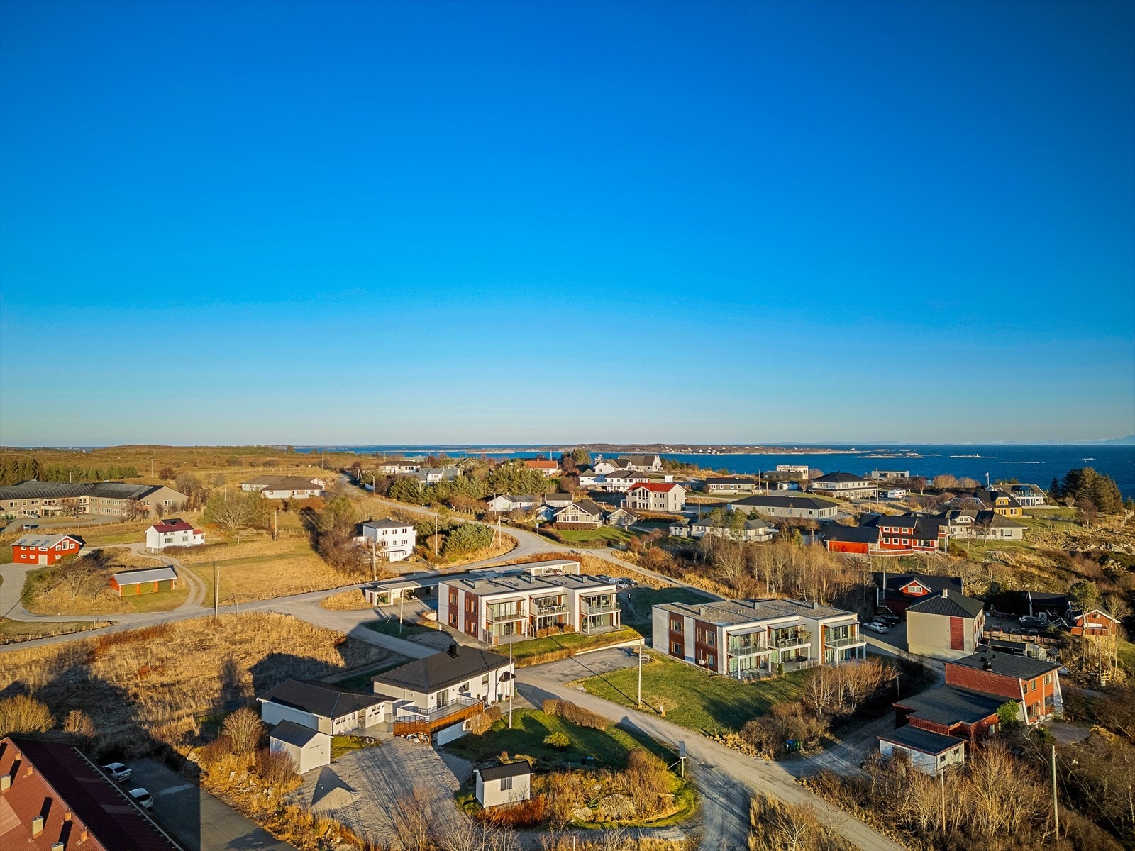 For dagligvarehandelen kan du spasere til Coop Prix Hamarvik på under ti minutter. Det er også flere skoler og barnehager i nærområdet hvor man kan gå på gangvei. Galleribilde