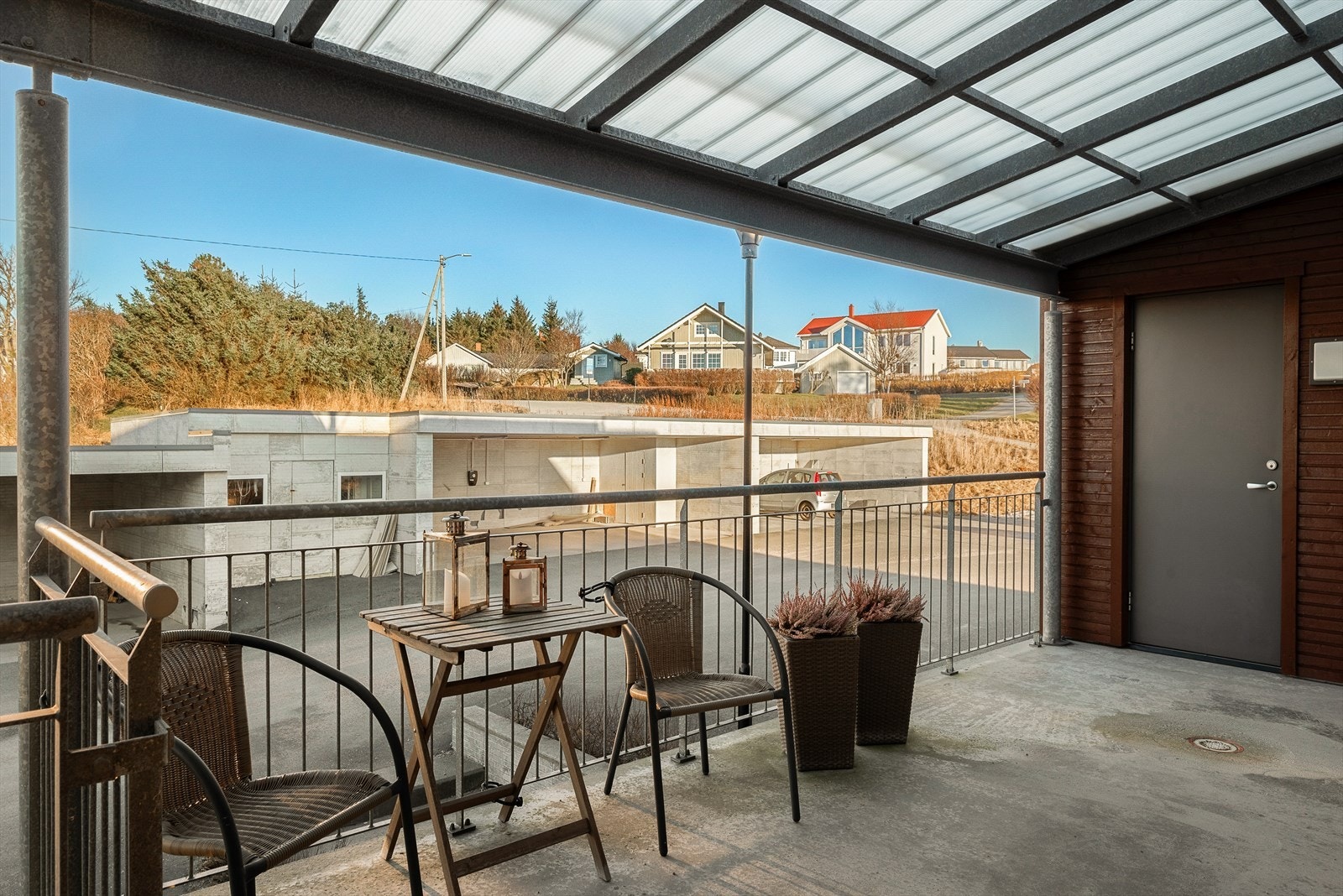 Leiligheten har et trivelig og innbydende inngangsparti med god plass til møblement, samt tilgang til en praktisk utvendig bod. Galleribilde