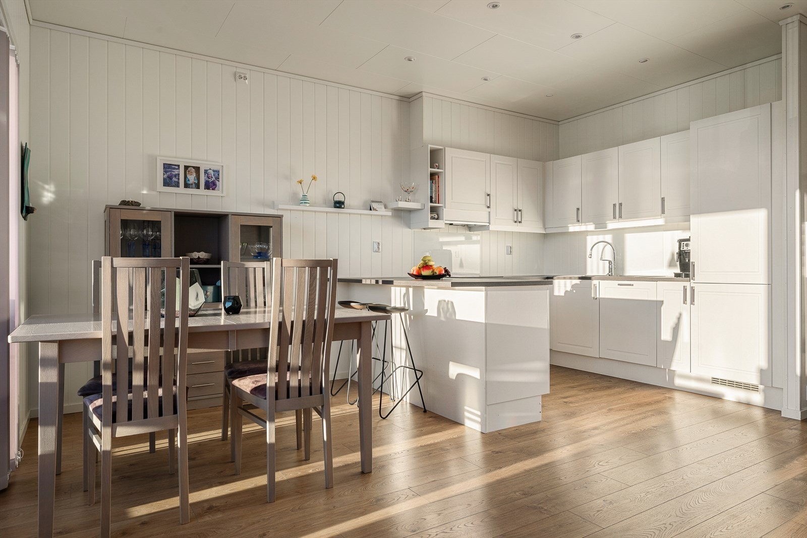 Åpen løsning mellom stue og kjøkken skaper en luftig og sosial atmosfære. Galleribilde