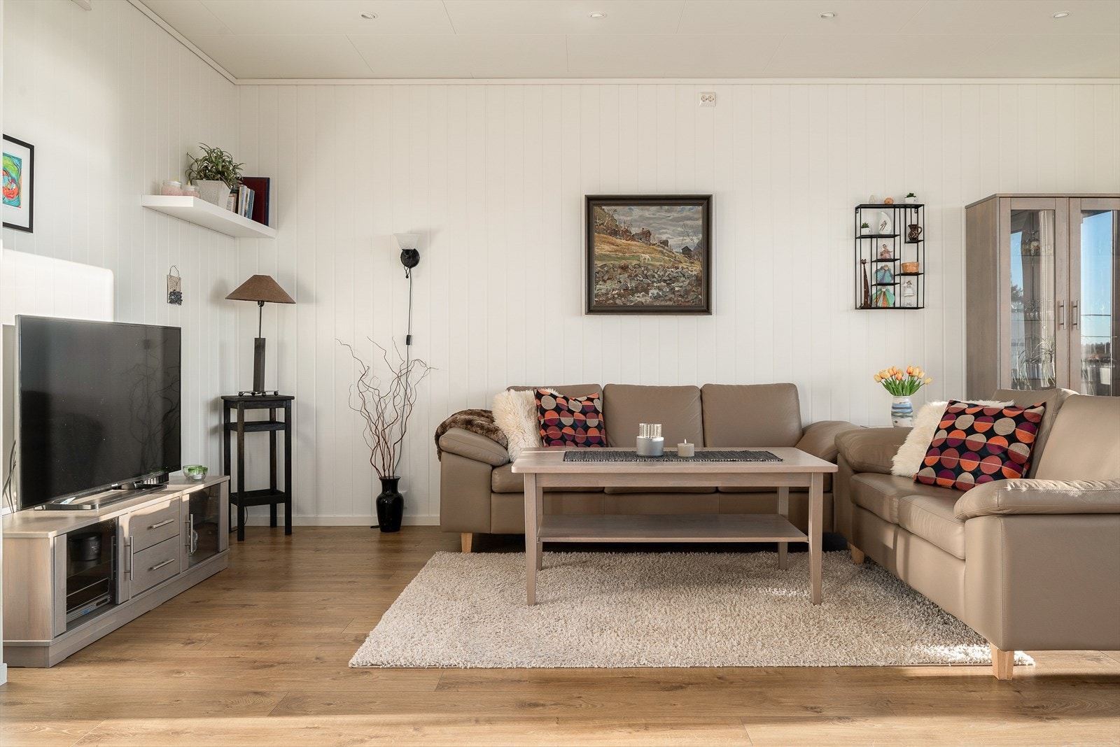 Stuen har god plass til både sofagruppe og øvrig møblement. Galleribilde