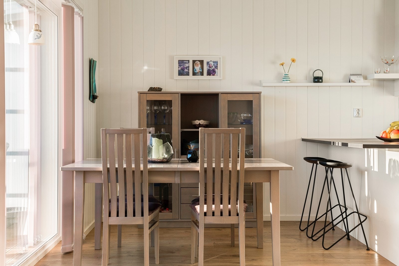 Ved kjøkkenet er det en hyggelig plass for spisebordet hvor du kan nyte utsikten mens du spiser. Galleribilde