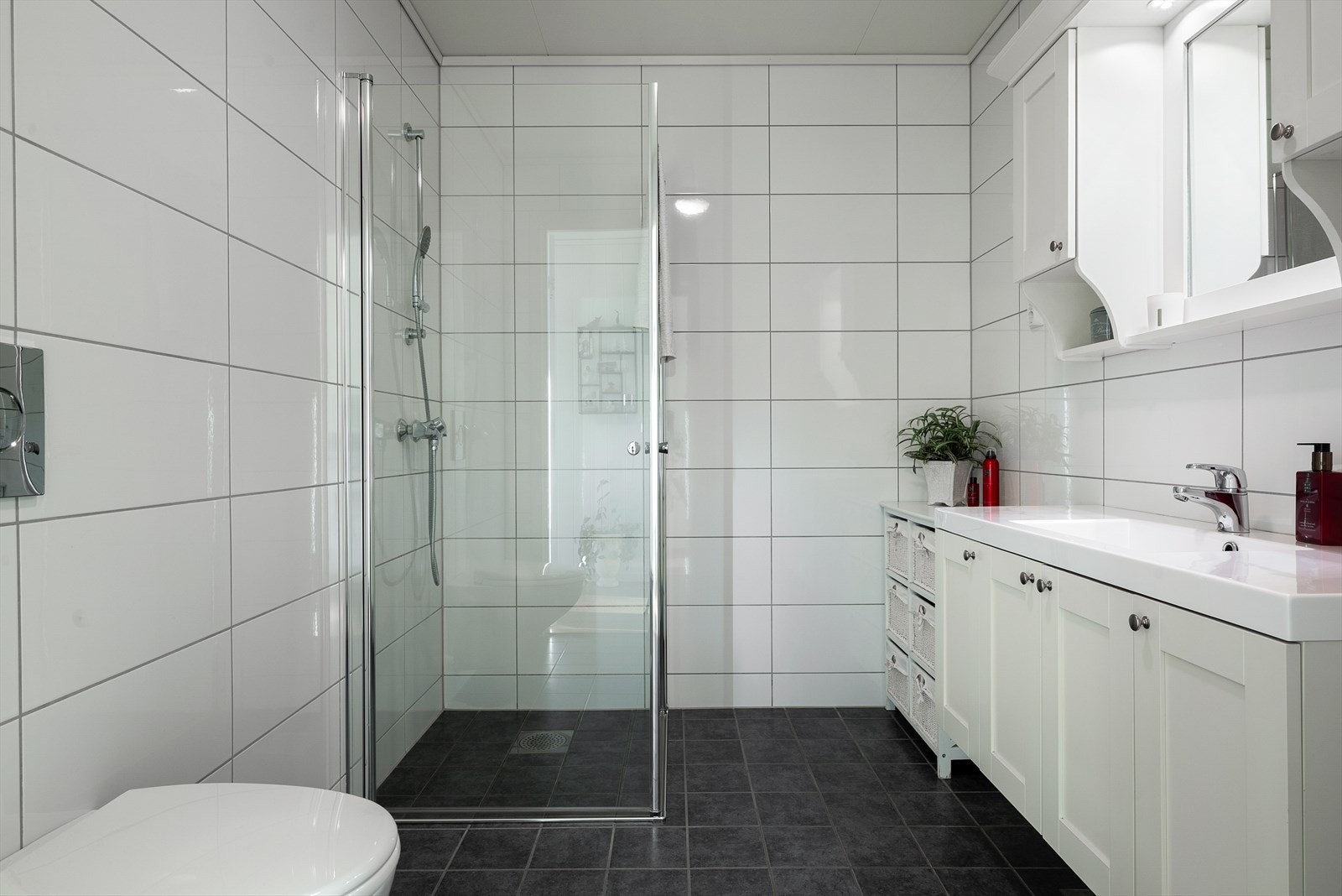 Like ved badet ligger et praktisk vaskerom. Galleribilde