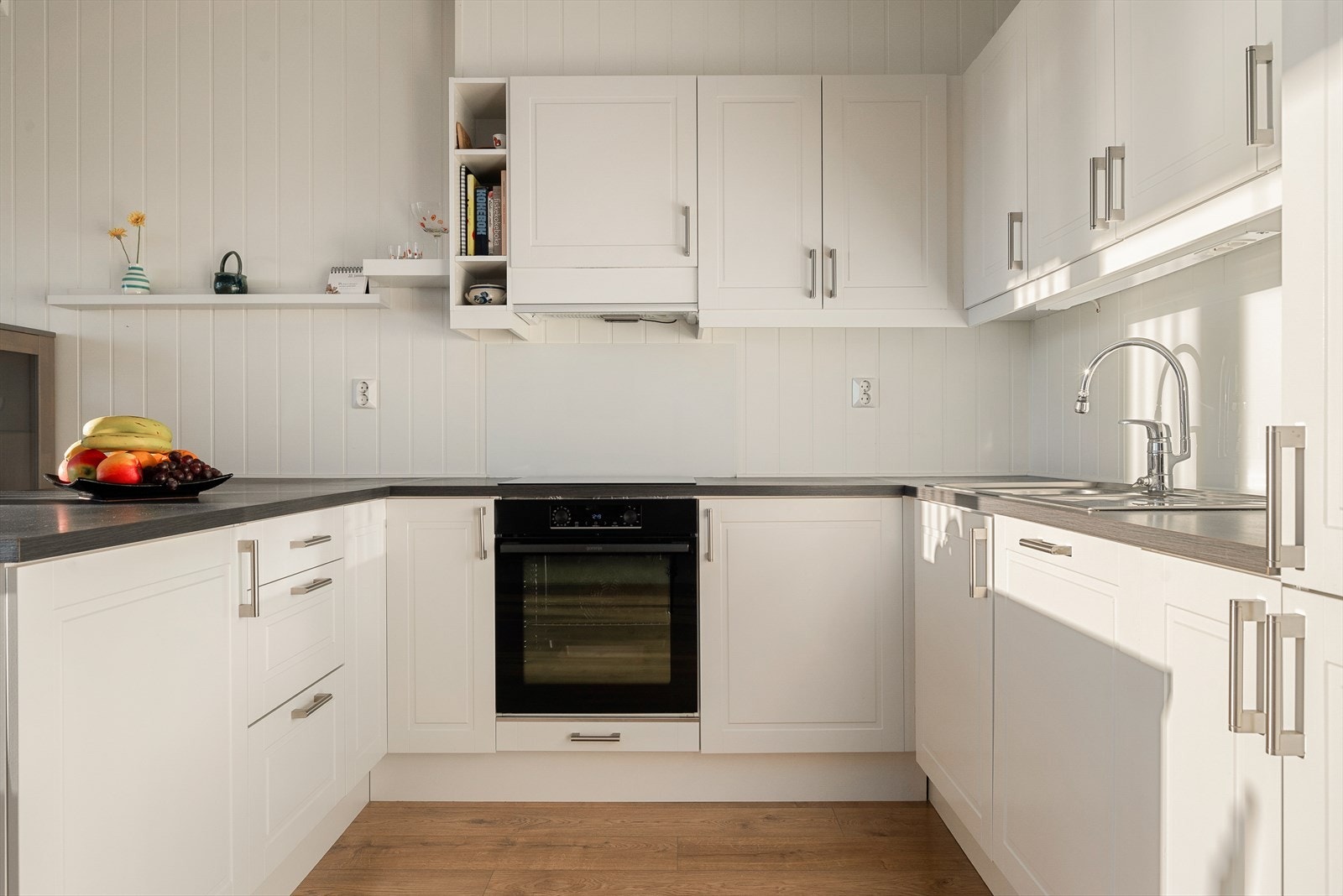 Gode arbeidsflater og praktiske løsninger gjør kjøkkenet enkelt å bruke i hverdagen. Galleribilde