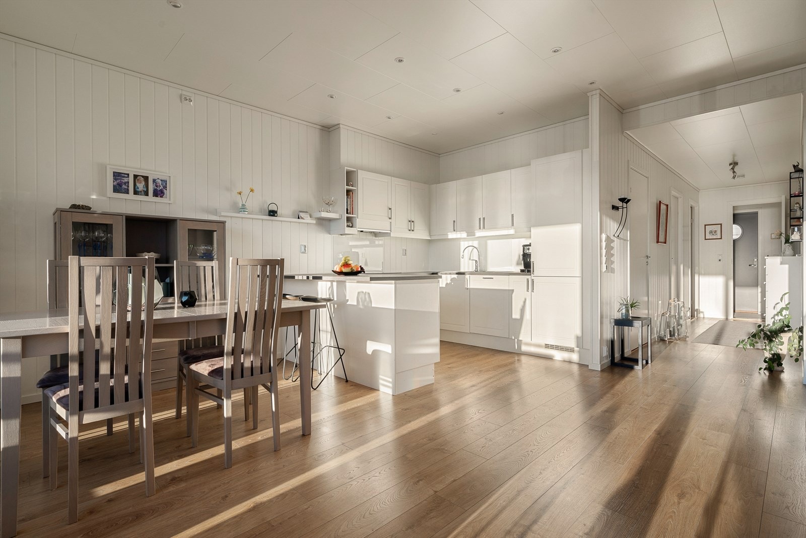 Lyst og tidløst kjøkken med integrerte hvitevarer samt rikelig skap- og benkeplass. Galleribilde