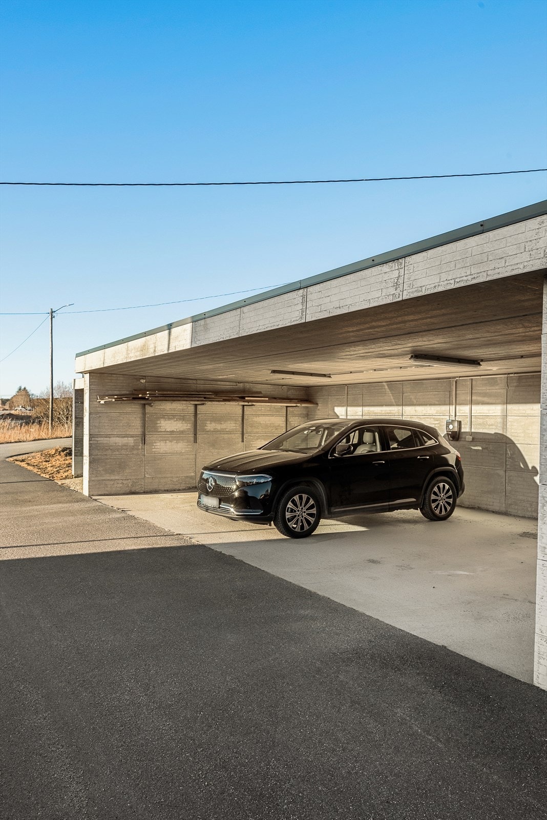Alle seksjoner har parkeringsplass i carport. Sameiet har montert ladebokser i carportene. Galleribilde