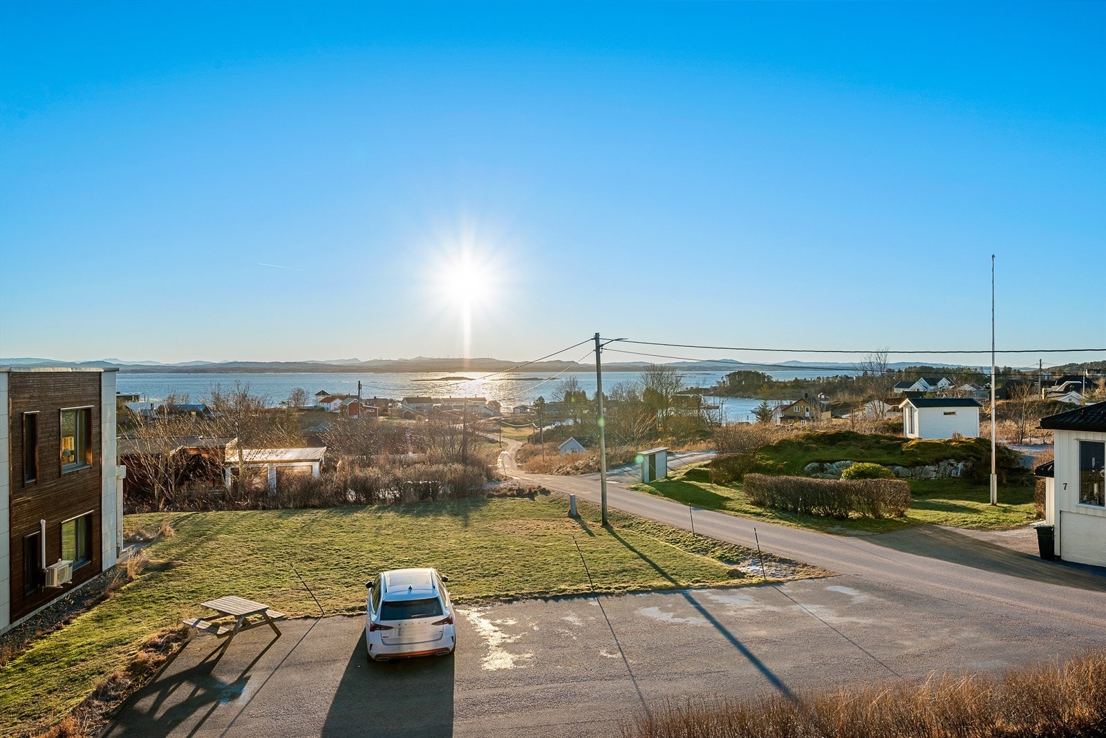 Fra verandaen kan man nyte en fantastisk utsikt over både natur og sjø. Galleribilde