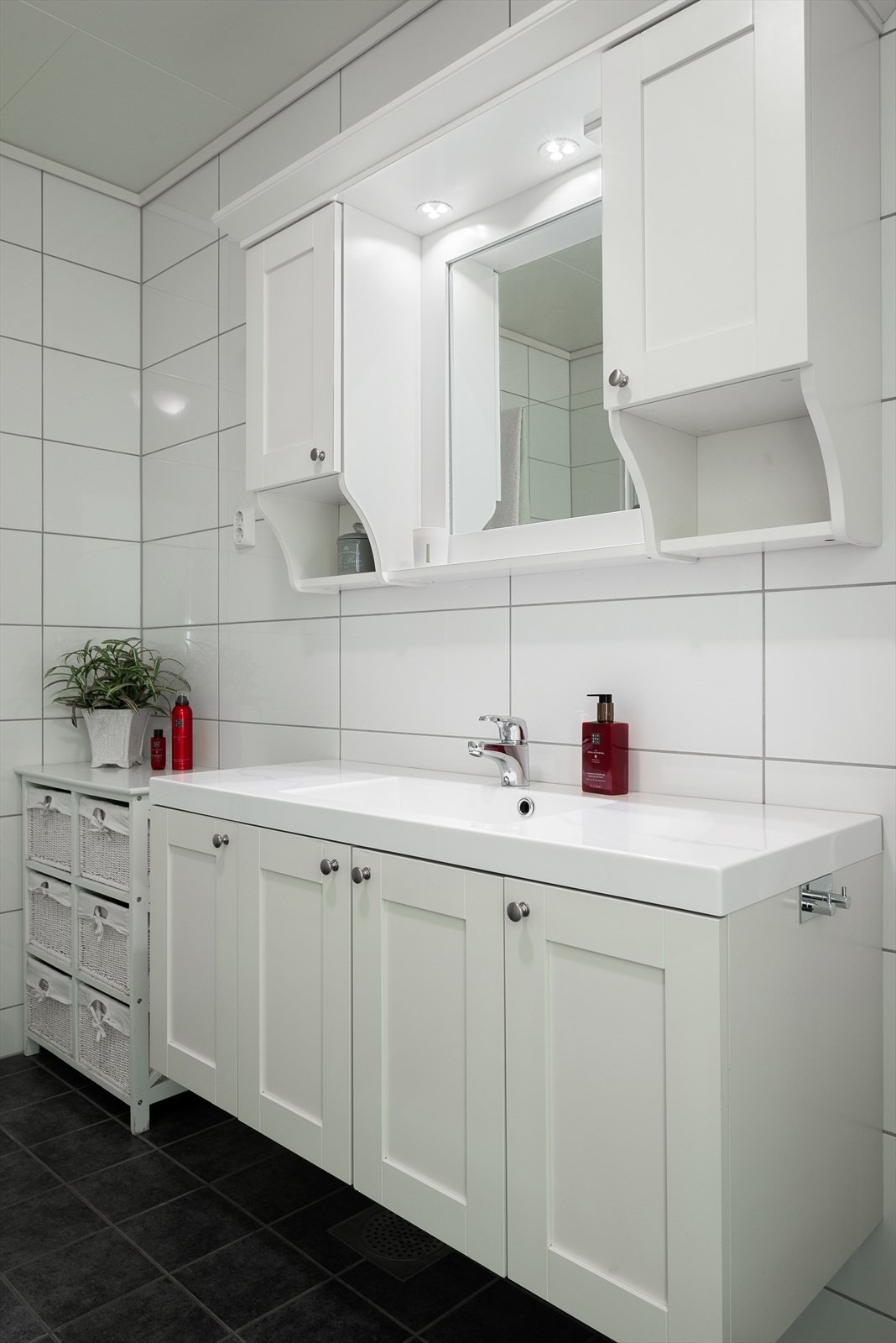 Badet er flislagt og har varme i gulv. Galleribilde