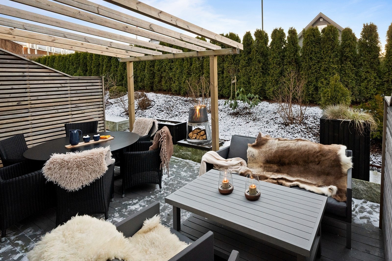 Størrelsen på terrassen gjør at det er enkelt å møblere med blant annet sofakrok, spisebord og grill. Galleribilde